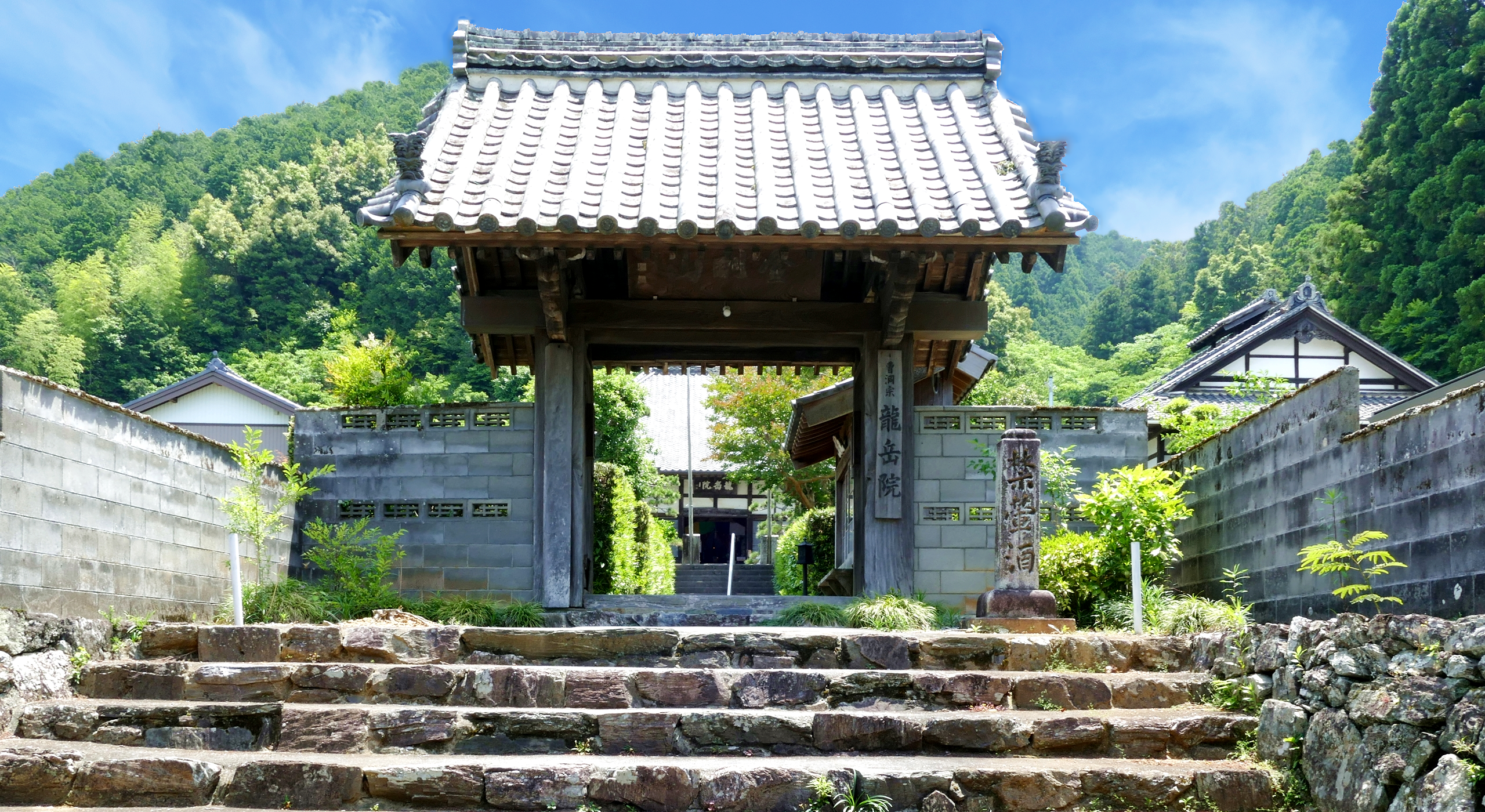 龍岳院ホームページ　トップページ画像（山門）